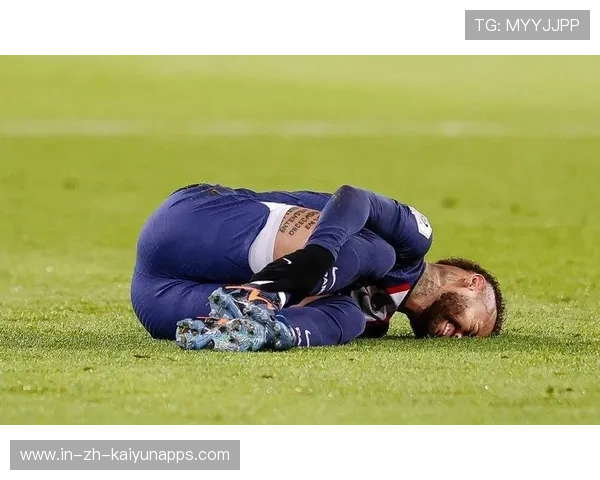 内马尔背身接球后脚腕轻拨形成华丽一传，巴西前场扩张